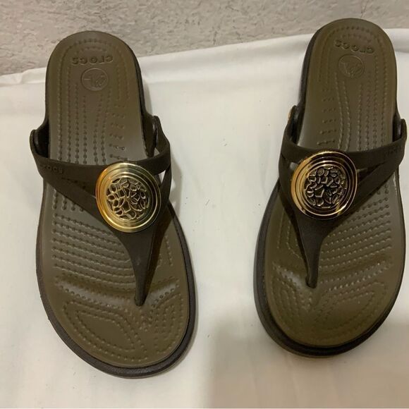 Crocs Women’s Brown Sanrah Gold Wedge Sandals Size 6 - Picture 2 of 8